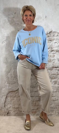 162031. Ailan iconic sweater lichtblauw (3 februari weer op voorraad, je kunt al bestellen)