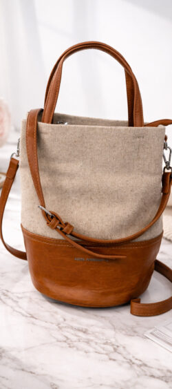 162300. Jacky linnen met cognac bucket schoudertas