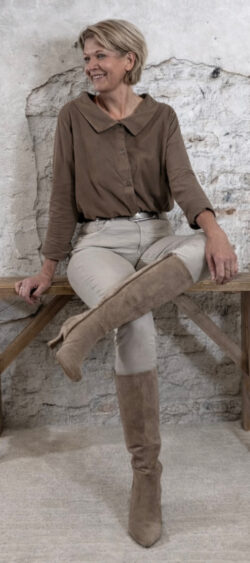 158547. Elza babyrib/jog blouse taupe (8 januari weer op voorraad, je kunt al bestellen)