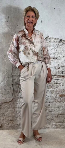 164029. Evy transparant blouse flower beige (18 februari weer op voorraad, je kunt al bestellen).