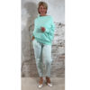 Mint kleur outfit met oversized asymmetrische trui en mint stretchbroek