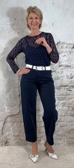 162727. Evy lace longsleeve shirt donkerblauw