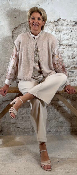 164031. Evy mouwloos vest beige