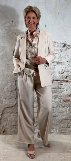 164241. Evy pantalon wijde bandplooi beige (18 februari weer op voorraad, je kunt al bestellen)