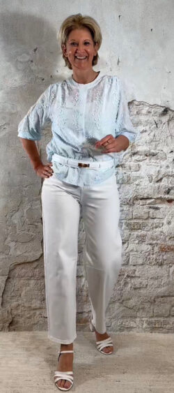 165897. Evy blouse broderie leafs lichtblauw