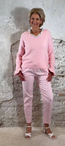 263013. Steffy pullover met kanten v-hals lichtroze