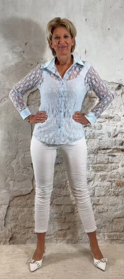 162704. Evy lace blouse lichtblauw (18 februari weer op voorraad, je kunt al bestellen)