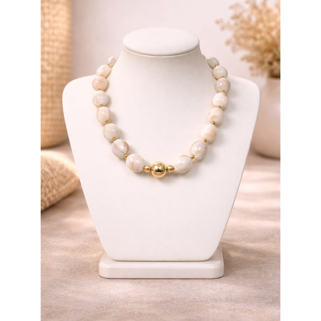 chunky kralenketting dames beige marmerlook met goud detail korte ketting