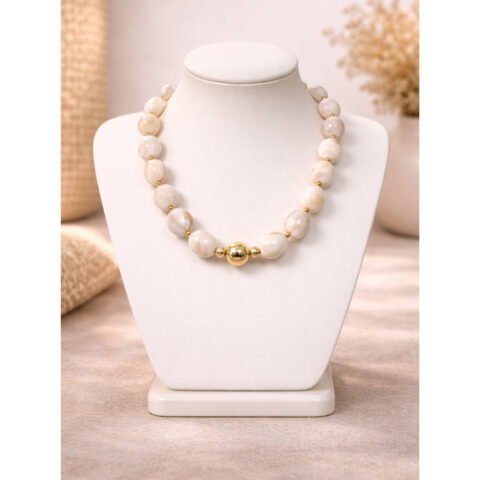 grote kralenketting kort model met gemarmerde afgeronde hartvormige kralen, er is een bijpassende armband van