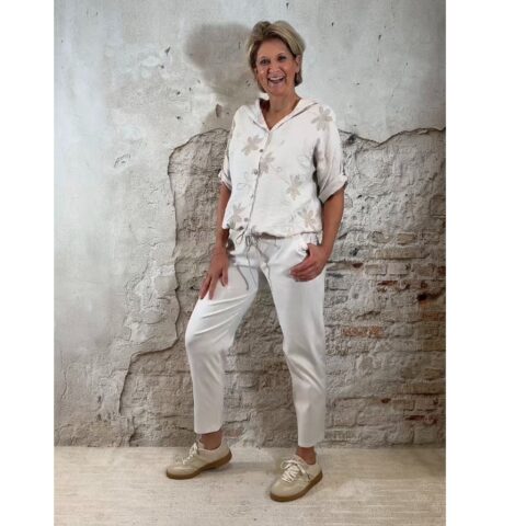 zandkleurige dames blouse met capuchon en borduursel