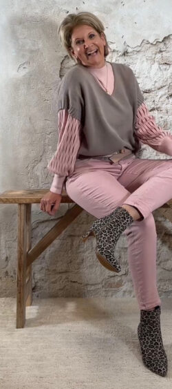 149031. Evy pullover kapmouw v-hals taupe