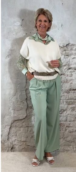 166905. Evy pullover kapmouw v-hals buttermilk