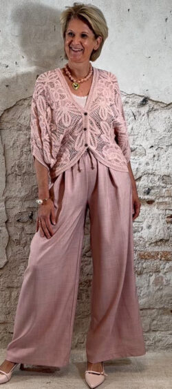 oud roze outfit met een gehaakt vest, roze top en wijde oud roze pantalon met koordsluiting, casual sjiek