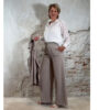 pantalon krijtstreep taupe met bijpassende lange gilet en witte blouse van kant