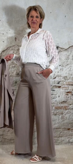 pantalon krijtstreep taupe met bijpassende lange gilet en witte blouse van kant