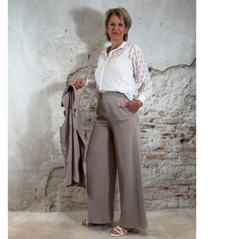 pantalon krijtstreep taupe met bijpassende lange gilet en witte blouse van kant