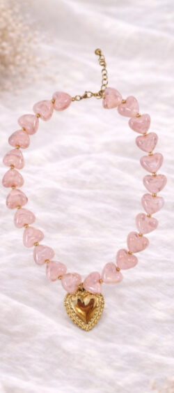 Roze korte halsketting met grote kralen in de vorm van hartjes en een gouden hart in het midden. Chunky hearts ketting Baboux