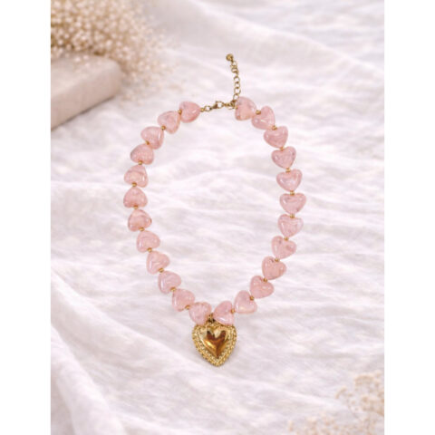 Roze korte halsketting met grote kralen in de vorm van hartjes en een gouden hart in het midden. Chunky hearts ketting Baboux