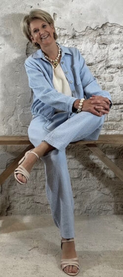 169966. LAATSTE! Elza mousseline stitch blouson lichtblauw