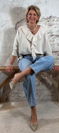 171614. Floor vintage ruffle sweater zand (24 maart weer op voorraad, je kunt al bestellen)