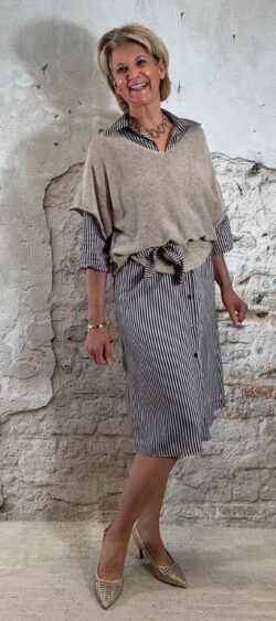 174593. Bibi oversized cotton pullover v-hals taupe