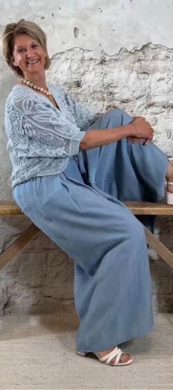 173464. Evy wijde crêpe broekrok licht staalblauw (1 april op voorraad, je kunt al bestellen)