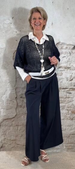 173113. Bibi gehaakte oversized pullover donkerblauw (1 april weer op voorraad, je kunt al bestellen)