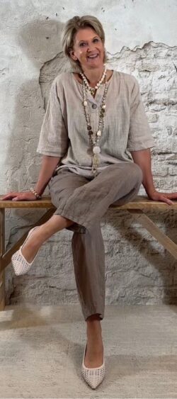 172987. Bibi cotton linnenlook blouse zand (1 april op voorraad, je kunt al bestellen)