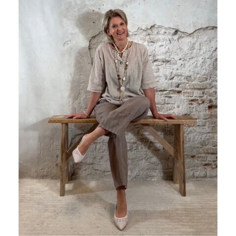 dunne luchtige katoenen blouse in zandkleur gecombineerd met taupe-bruine linnen broek