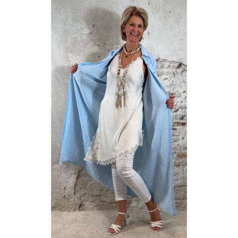 lange blouse lichtblauw met wit onderjurkje met kant