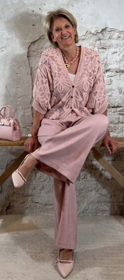 oud roze gehaakt vest met korte vlindermouw gecombineerd met wijde pantalon met koordsluiting en elastische tailleband in oud roze