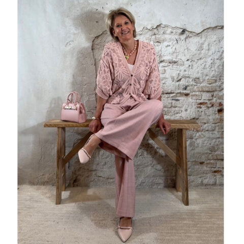 oud roze gehaakt vest met korte vlindermouw gecombineerd met wijde pantalon met koordsluiting en elastische tailleband in oud roze