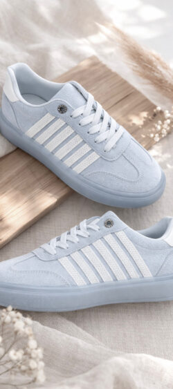 LS-699. Pallamano sneaker stripes lichtblauw