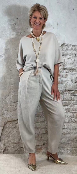 168384. Elza mousseline stitch broek stone (24 maart weer op voorraad, je kunt al bestellen)