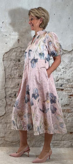 168349. Floor romantische doorknoop jurk roze (10 maart op voorraad, je kunt al bestellen)