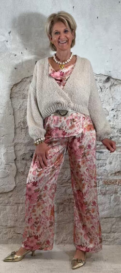 169797. Evy wijde broek beige/roze print (17 maart weer op voorraad, je kunt al bestellen)