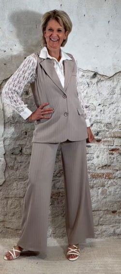 lange gilet met pantalon dames in een taupe krijtstreep
