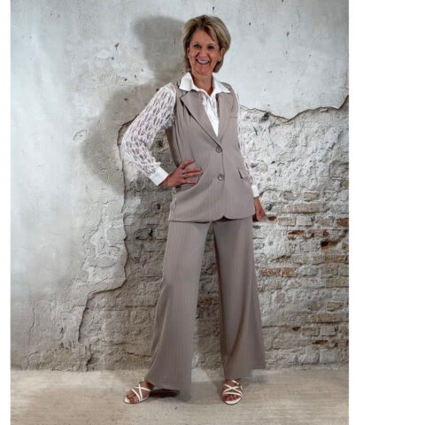 lange gilet met pantalon dames in een taupe krijtstreep