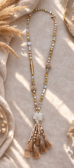 168507. Sil Ibiza ketting flower ball beige (10 maart op voorraad, je kunt al bestellen)
