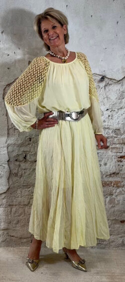 Katoenen crinkle rok in lichtgeel met een zijden licht gele ballon top met kant op de mouw