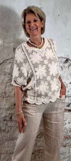 Dames gehaakte top in ecru- creme kleur met bloemen patroon en vlindermouw tot boven de elleboog gecombineerd met camel linnen broek