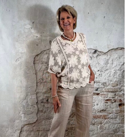 Dames gehaakte top in ecru- creme kleur met bloemen patroon en vlindermouw tot boven de elleboog gecombineerd met camel linnen broek