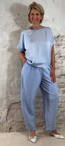 169937. Elza glans shirt lichtblauw