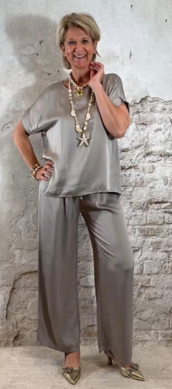 168383. Elza glans shirt taupe