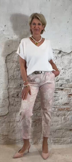witte pullover met korte mouw en roze broek met witte bloemen voor dames