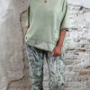 voorkant van een khaki sweater met stoere wassing en korte mouw voor dames
