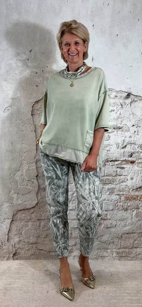 voorkant van een khaki sweater met stoere wassing en korte mouw voor dames