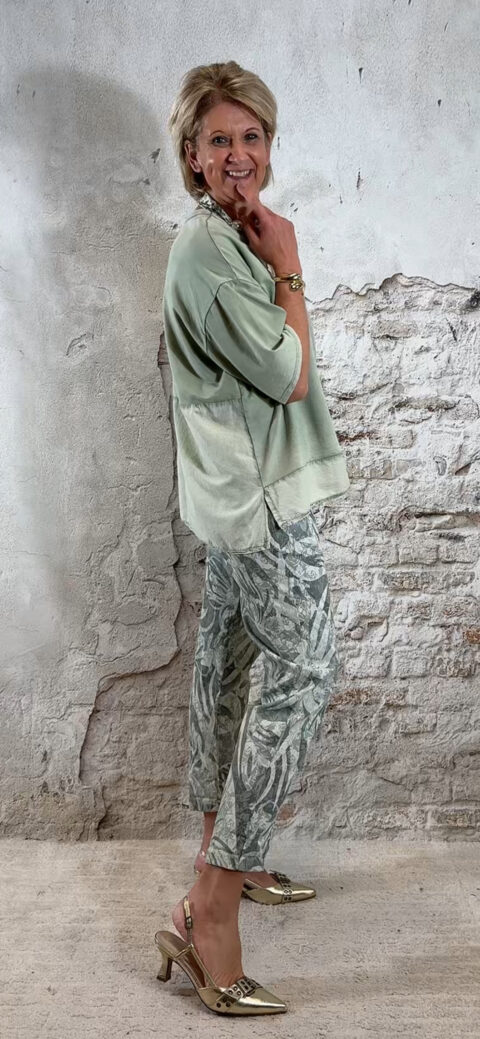 zijkant van een casual dames sweater met korte mouw voor dames, joggingstof