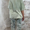 achterkant van khaki sweater met korte mouw voor dames