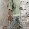 khaki groene sweater met korte mouw, stoer en vintage look